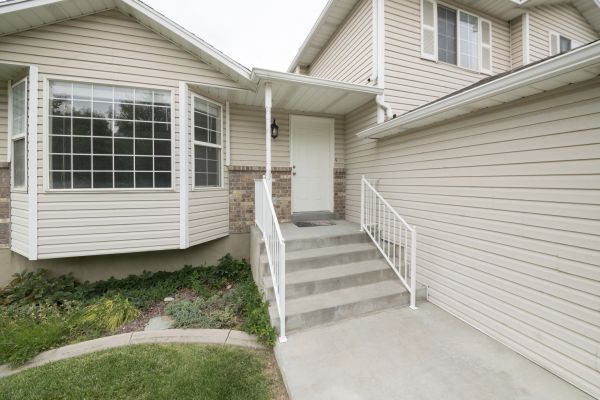 Cost of White Vinyl Siding Replacement in Yakima